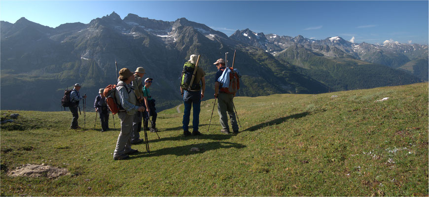 Unser Exkursionsleiter erläutert Geologie und auf was man achten soll, um Kristalle zu finden