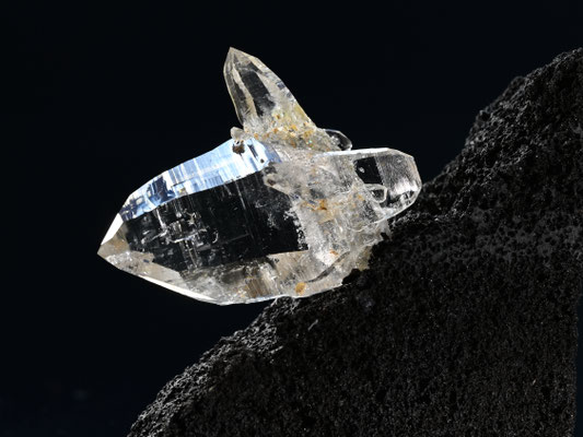 Quarz im Binntal-Habitus (auf Lava montiert), Bildbreite: 6cm, Fundort: Binntal VS; Sammlung: Heinz Aeschbacher