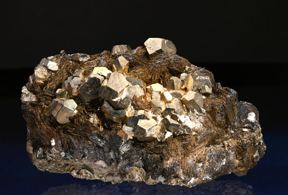 Pyrit mit Hämatit; B: 10 cm; Fundort: Elba; Sammlung: Beat Albini