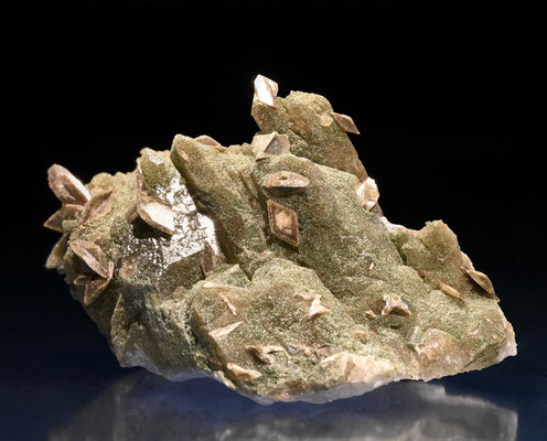 Titanit auf Quarz und Chlorit (B: 6 cm), F: Rotlaui, BE; Sammlung Martin Nägeli