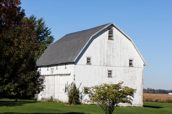 This barn shape is seen throughout the Mideast and Midwest.  I understand its a Sears & Robuck design!!