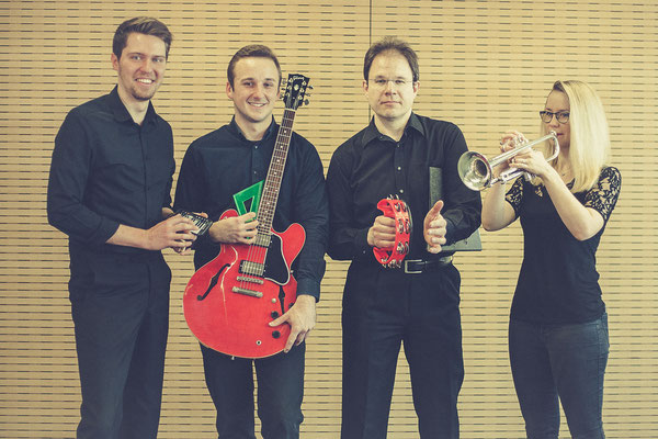 v.l.n.r.: Jan Brell (Keyboard), Lukas Kunkies (Gitarre), Hartmut Opfermann (Percussion), Annika Schwertel (Trompete)