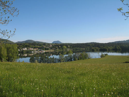 Lac d'Aydat, en arrière plan le puy de Dôme