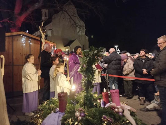 Adventmarkt und Kranzsegnung GD