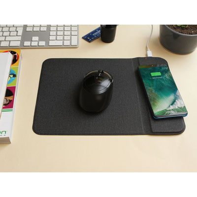 Mouse pad Kissi: Mouse pad rígido forrado de tela poliéster con cargador inalámbrico para teléfonos celular (smartphones), carga a través de cable usb (incluido). Incluye caja individual de cartón.