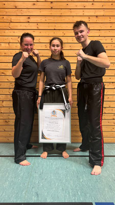 Unsere stolzen Trainer mit unserer ersten Jugendschwarzgurtträgerin