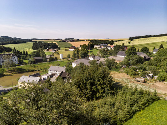 Landschaft aus der Luft, Dorfidylle, Luftaufnahme