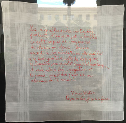 Fanny Viollet, Mouchoir avec citation brodée (Yvonne Verdier)