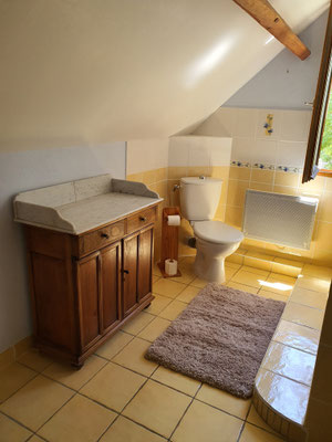 A l'étage, notre salle de bain mansardée avec meuble et WC et de sa fenêtre donnant sur le jardin