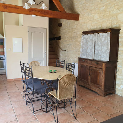 Notre gîte, coin salle à manger avec une table de 6 personnes et 6 chaises et un vaisselier