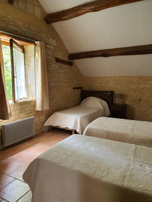 Notre première chambre avec trois lits d'une personne, une armoire et sa fenêtre