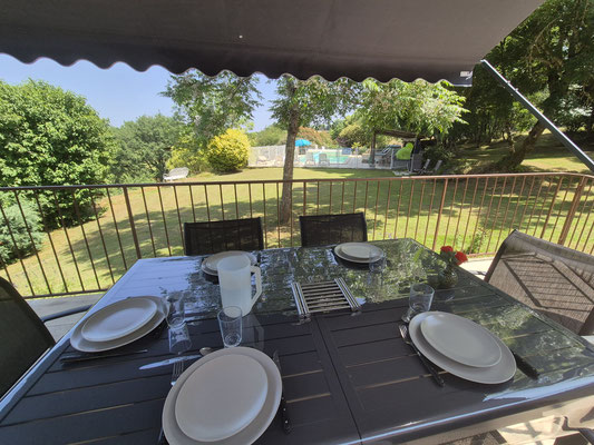 De plus prêt, immersion de vos repas extérerieurs avec notre table et chaises