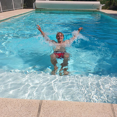 Jeune homme se propulsant dans notre piscine très agréable dans le Lot