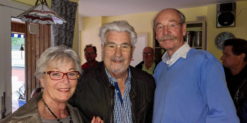 Margrit und Jürgen Peters li Verleihung der Ehrennadel in Gold