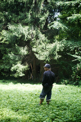 Raphi im Garten des Hauses