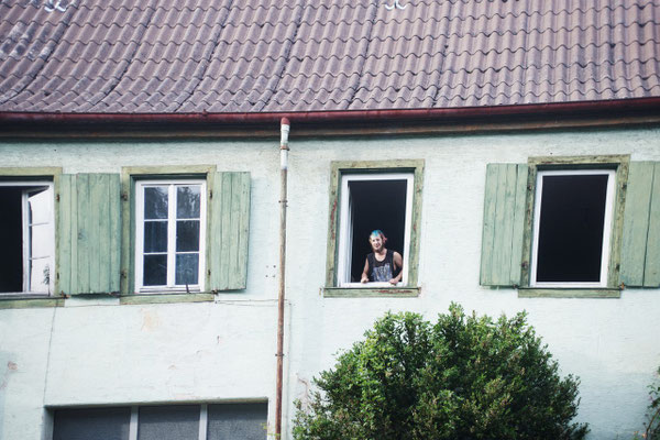 Joshi am Fenster