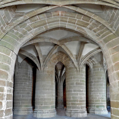 Die spätgotische Unterkirche mit mächtigen Rundpfeilern trägt die höheren Ebenen.