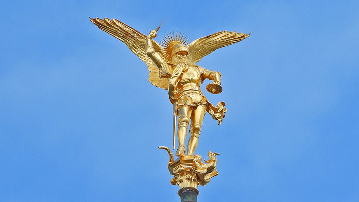 Die 4,5 m hohe Statue des Erzengels Michael ziert seit 1897 die Abteispitze.