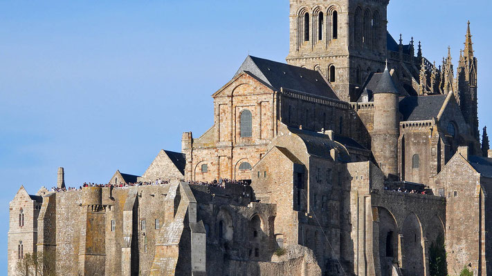 Mont Saint-Michel - Blick vom Watt auf den Vorplatz der Abtei.