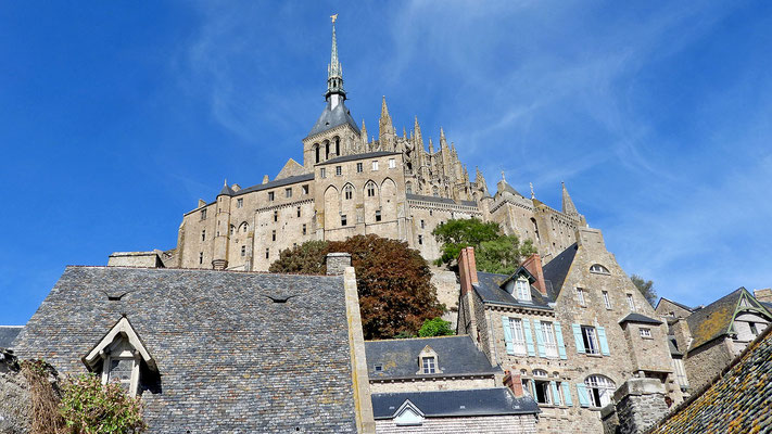 Mont Saint-Michel - Blick von der Burgmauer zur Abtei.
