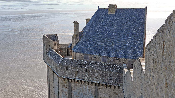 Mont Saint-Michel - Wehrgang auf der Burgmauer.