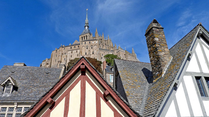 Mont Saint-Michel - Blick von der Burgmauer zur Abtei.