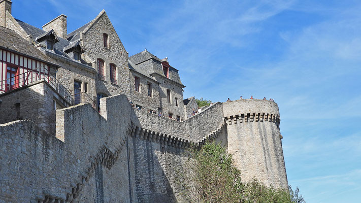 Mont Saint-Michel - Wehrgang auf der Burgmauer.