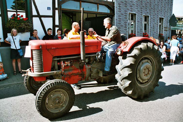 Peter Mombauer auf seinem Traktor