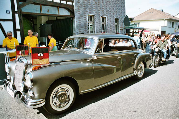 Der Mercedes 300d, Baujahr 1960, mit dem Bundeskanzler Adenauer gefahren wurde. Hier gefahren von Peter Heck vom Bonner Oldtimerclub