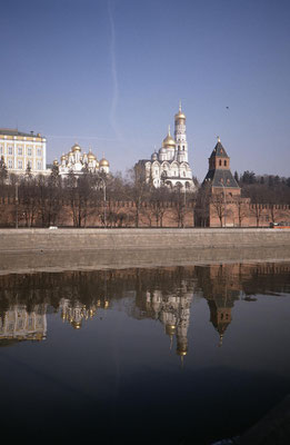 Moskwa, dahinter Großer Kremlpalast, Mariä-Verkündigungs-Kathedrale, Erzengel-Michael-Kathedrale und Geheimgang-Turm