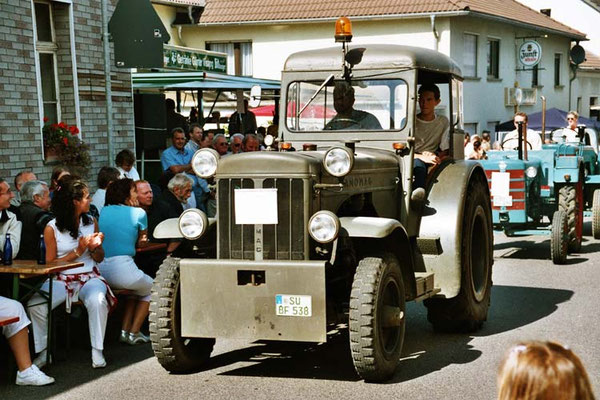 Ein Flughafenschlepper Hanomag mit ca. 5 Tonnen Gewicht von Peter Mombauer