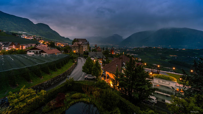 Schenna. Blick aus dem Hotelzimmer auf Schloss Schenna bei Regen.