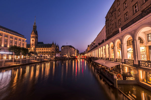 Jungfernstieg mit Rathaus