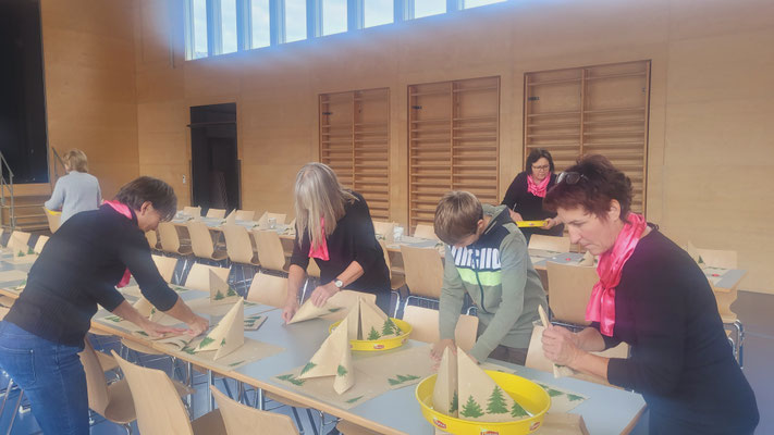 Frauenverein Wilderswil - Seniorenweihnacht 2025 - Anpacken und etwas tolles schaffen. 