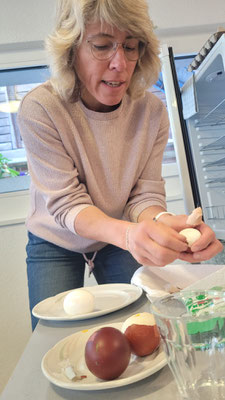 Sandra Stiefvater  beim Eierschälen