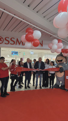 Gemeindepräsident Rolf Herren eröffnet die Rossmann Filiale Wilderswil