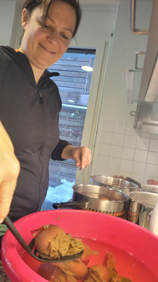 Andrea Gfeller färbt die Eier 