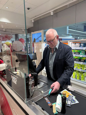 Gemeindepräsident Rolf Herren im Einsatz an der Kasse