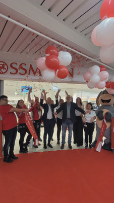 Gemeindepräsident Rolf Herren eröffnet die Rossmann Filiale Wilderswil 