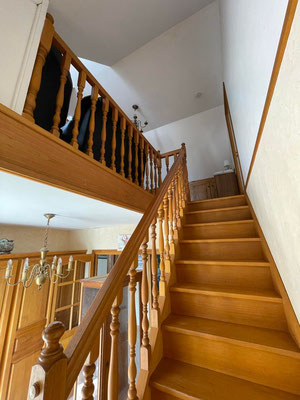Accès étage par escalier en bois