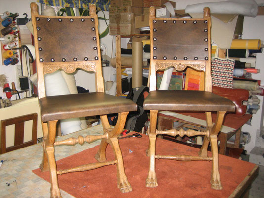 historistische Stühle mit Leder bezogen