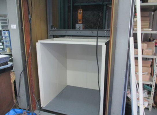 カゴ組み立て作業中