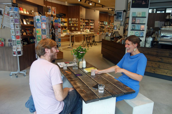 Maria-Christina Piwowarski mit Paul Jonczyk von CO-WC in "ocelot, not just another bookstore"