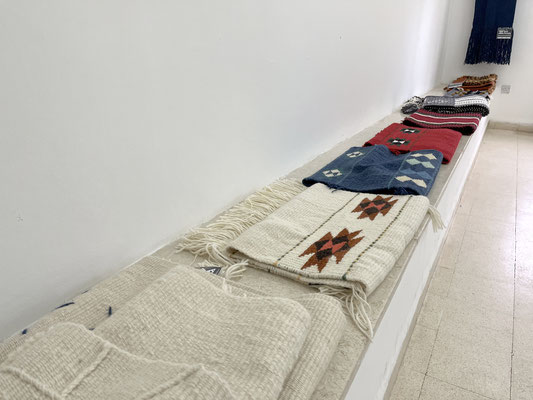 Im Showroom werden verschiedene Teppiche zum Preis von 80 bis 800 CHF angeboten.