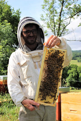 Il est content l'apiculteur !