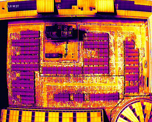 PV-Thermografie eines Hallendachs mit Drohne zur Erkennung von Hotspots und Moduldefekten