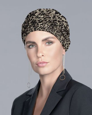 Frau mit einer Kopfbedeckung von Ellen Wille in Leoparden Optik