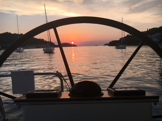 Abendstimmung in der Bucht von Vela Luka an der Boje