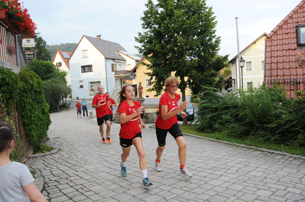 Julia Bauer - unser jüngste Teilnehmerin im Ziel mit Claudia Russs