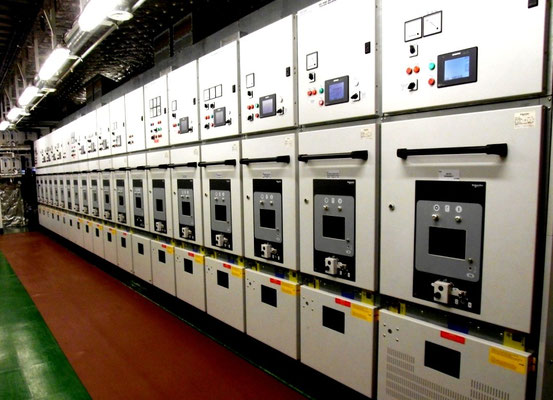 Abb. 5: Mittelspannungs-Schiffschalttafel (Foto Dr. Hochhaus)